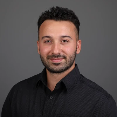 Porträtaufnahme von Harun Mustafa