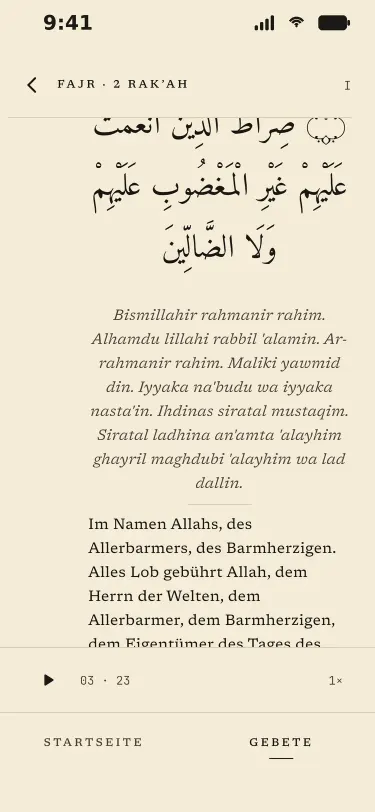 Al-Fatiha in arabischer Schrift, darunter Umschrift und Übersetzung